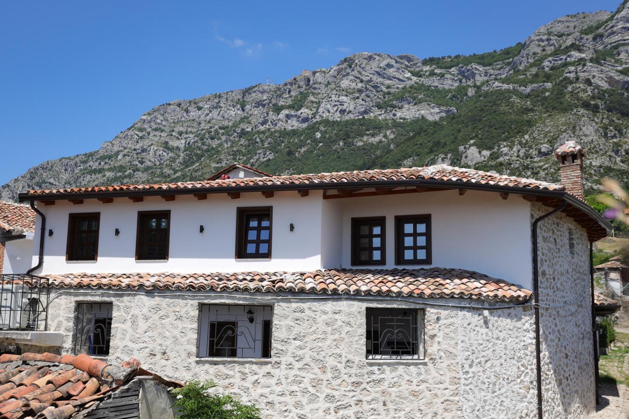 Отель The House Of Dollma , Inside Kruja Castle Экстерьер фото