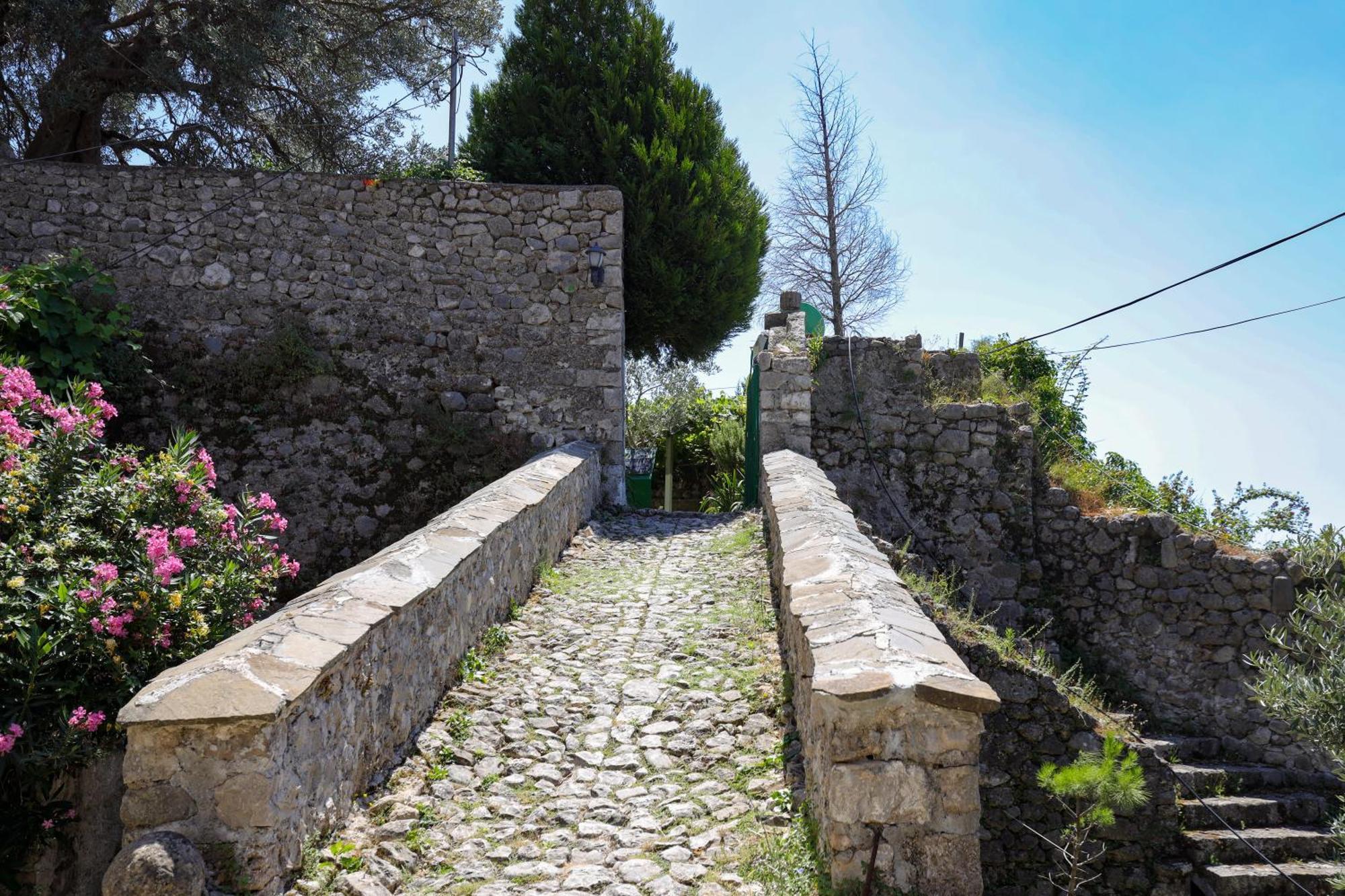Отель The House Of Dollma , Inside Kruja Castle Экстерьер фото