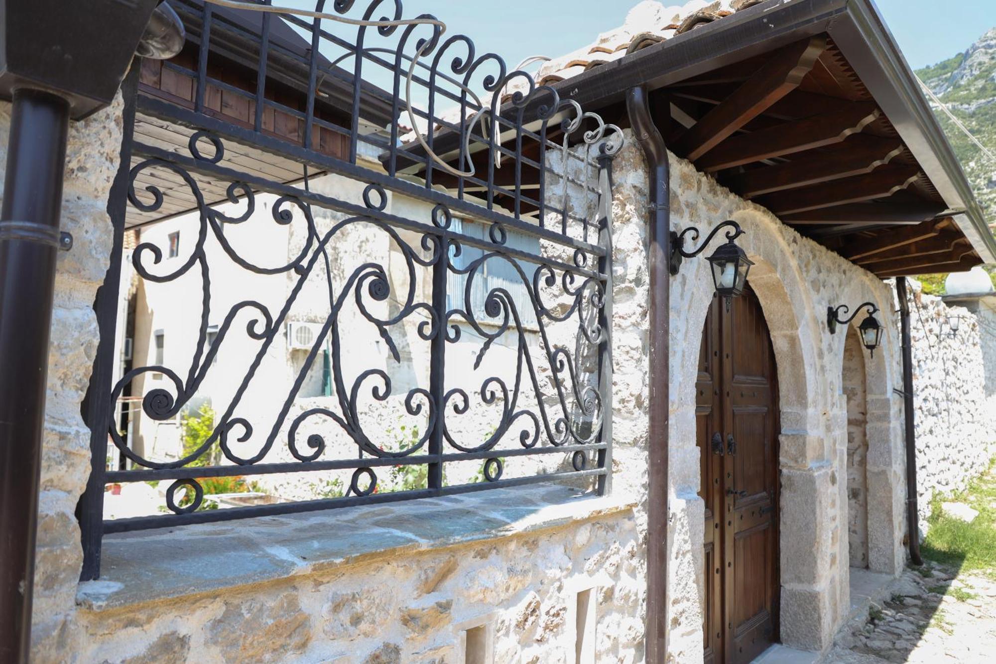 Отель The House Of Dollma , Inside Kruja Castle Экстерьер фото