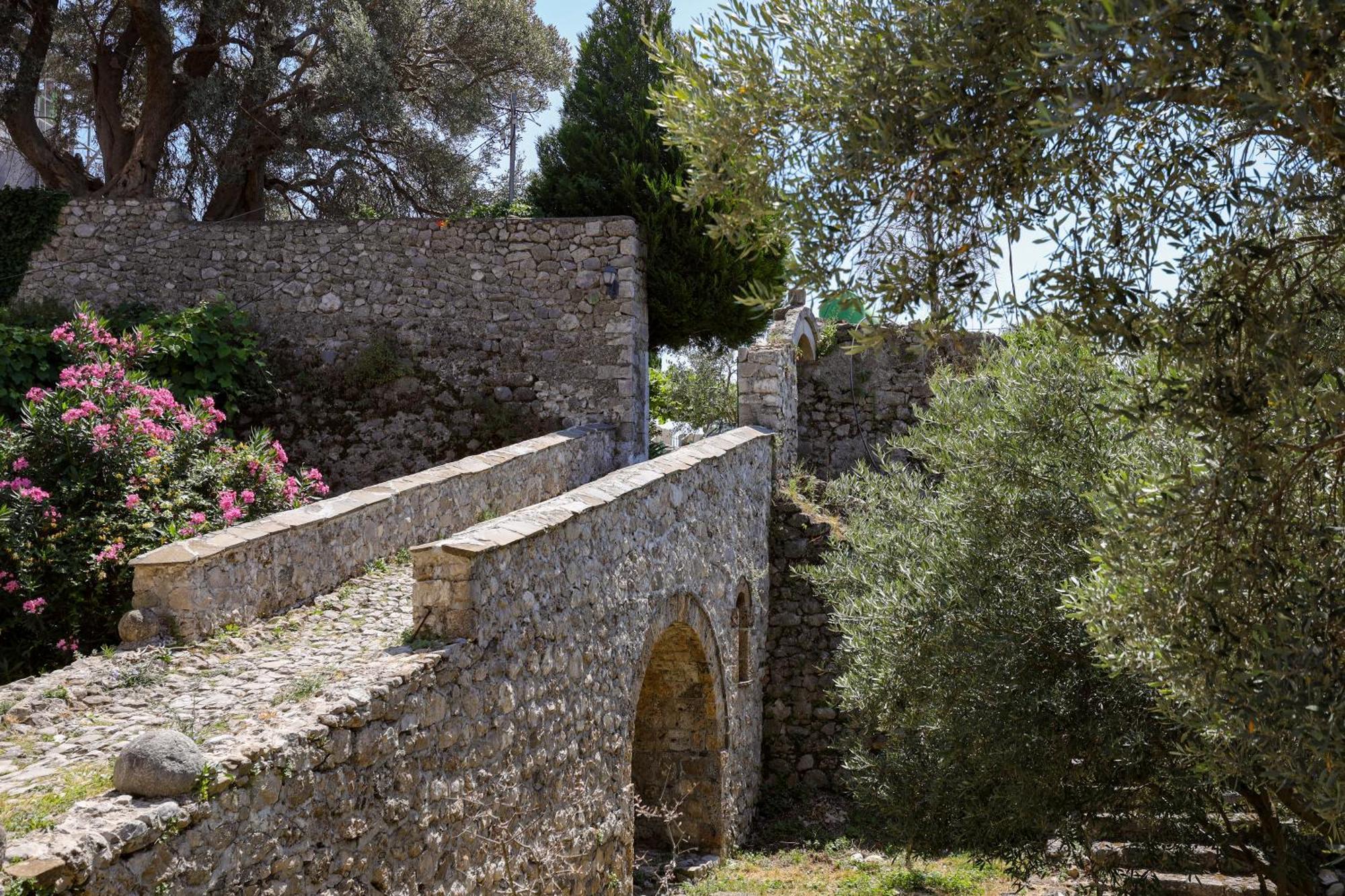 Отель The House Of Dollma , Inside Kruja Castle Экстерьер фото