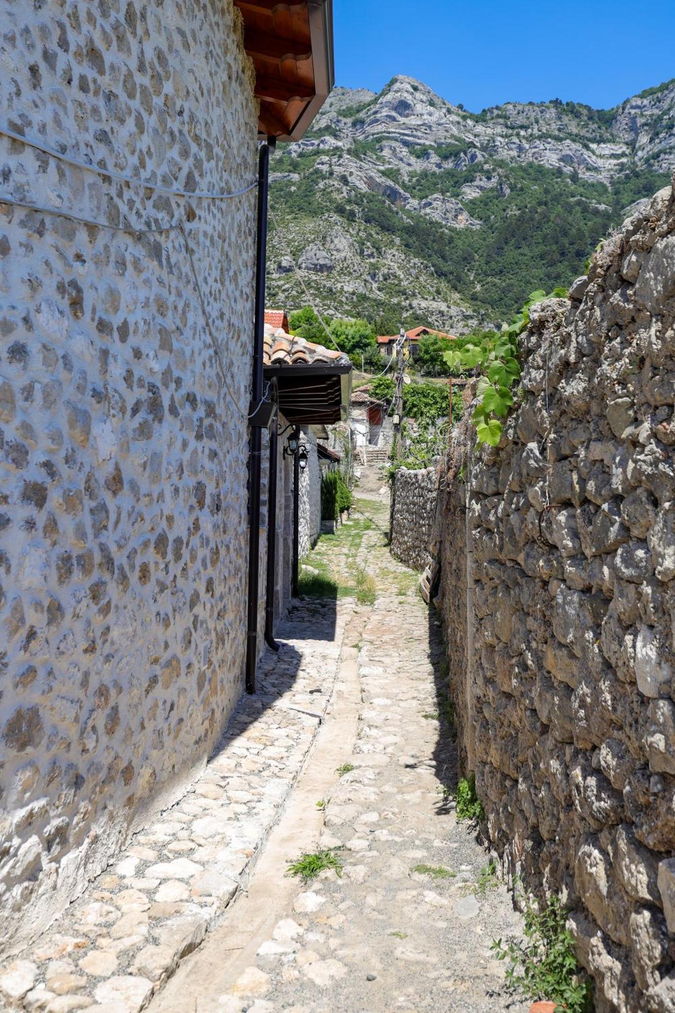 Отель The House Of Dollma , Inside Kruja Castle Экстерьер фото